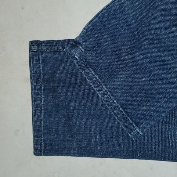 Juicy Couture Women's Capri denim Fitted Jeans. 27 - Picture 9 of 13